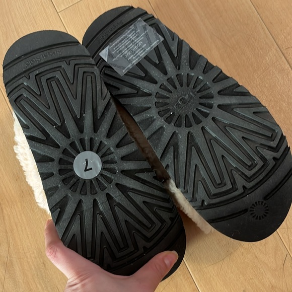 UGG Fuzz Sugar Cross Slide size 7 - Picture 10 of 11